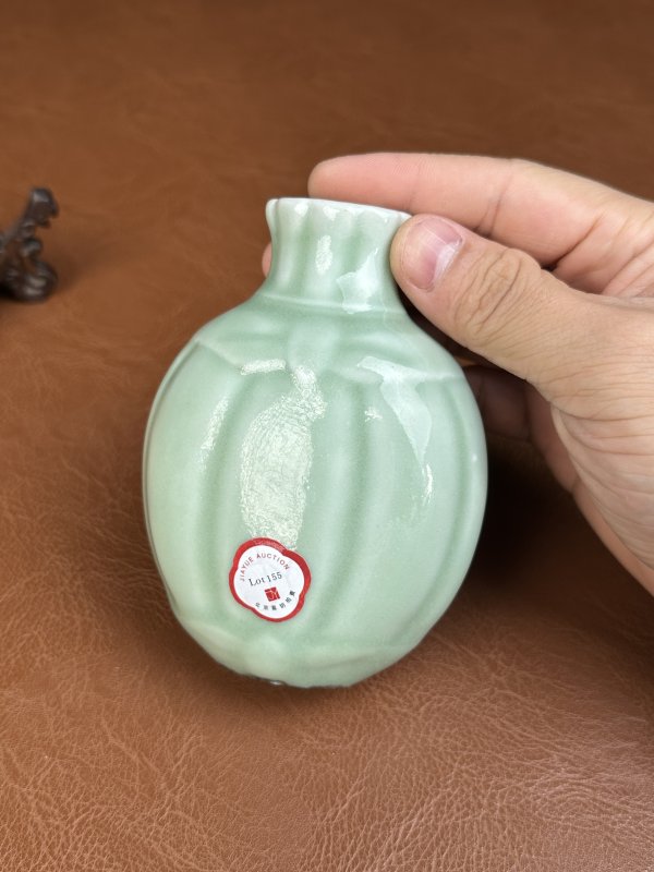 清乾隆 粉青釉瓜棱小瓶 - 图8
