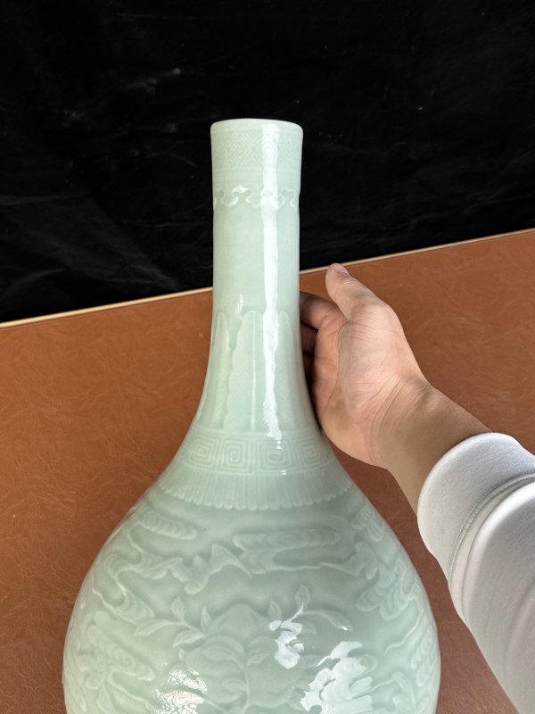 清乾隆 粉青釉模印云蝠纹胆瓶 - 图7