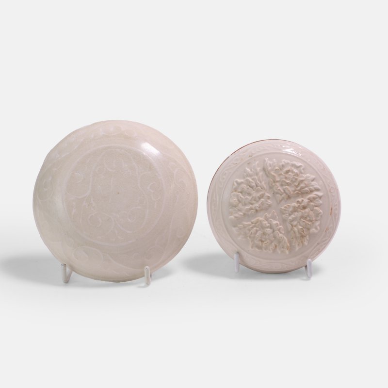 宋至明 白釉花卉纹盖盒 一组两件 | Two Chinese white-glazed boxes and covers Song-Ming dynasty, of circular form - 图3