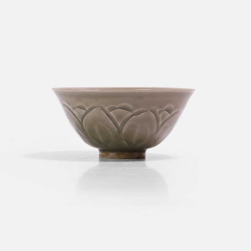 宋 青釉莲瓣纹碗 | A Chinese celadon-glazed bowl Song dynasty (960-1279), the rounded sides rising from a short circular foot to a gently flared rim
