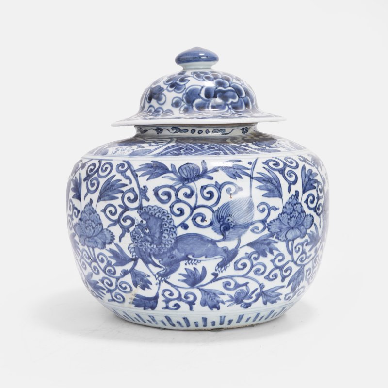 明晚期 青花狮穿牡丹纹盖罐 | A Chinese blue and white jar and cover late Ming dynasty, of compressed globular form - 图2