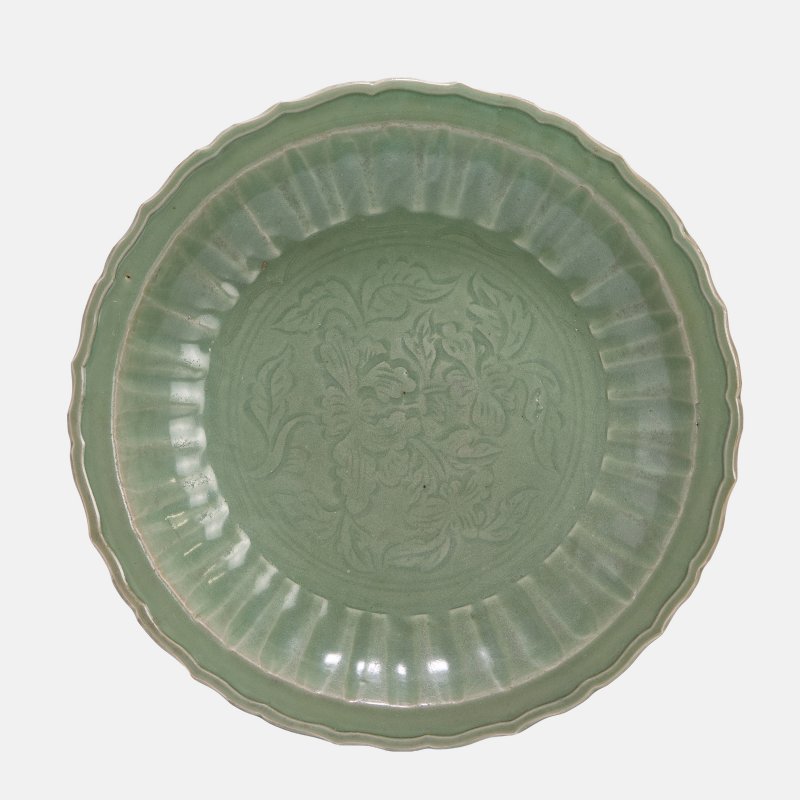 明 龙泉青釉刻牡丹纹菱口盘 | A Chinese Longquan celadon charger Ming dynasty (1368-1644), heavily potted with a barbed rim - 图3