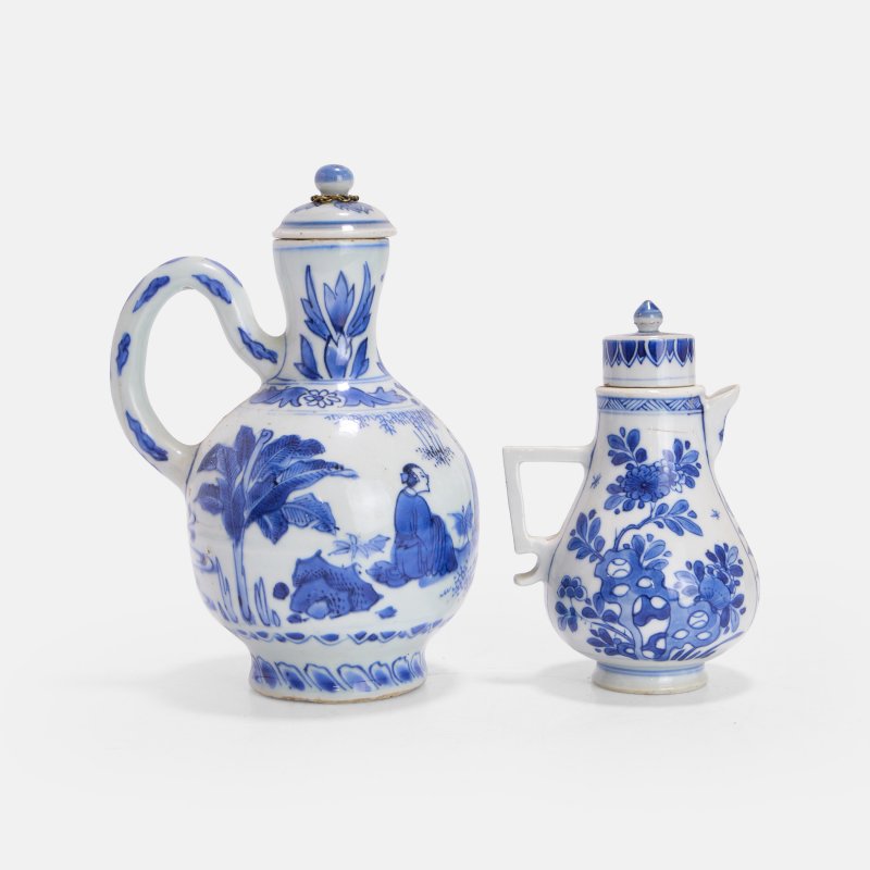 清康熙 青花执壶 一组两件 | Two Chinese blue and white jugs and covers Kangxi (1662-1722), comprising:
one of globular form - 图2