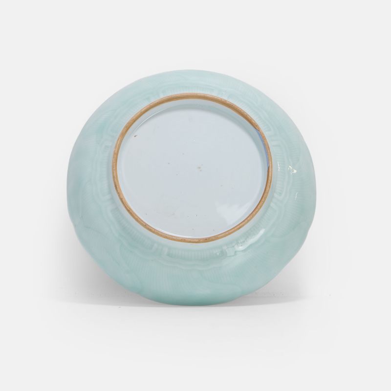清十八至十九世纪 青釉刻牡丹花口盘 | A Chinese celadon-glazed dish 18th-19th century, finely potted - 图2