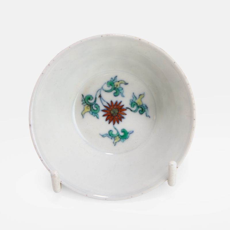 清雍正 斗彩穿花凤凰纹杯 《大清雍正年制》青花楷书款 | A Chinese doucai teacup Yongzheng (1723-1735), the shallow body rising from a circular foot to a flared rim - 图3