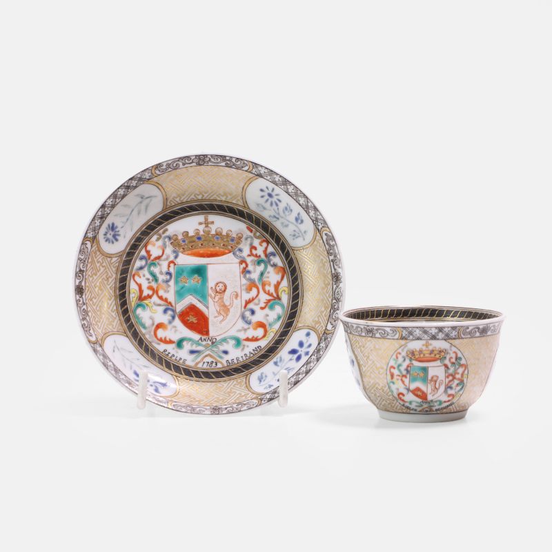 清十八世纪 外销粉彩徽章纹茶杯及碟 | A Chinese export famille rose armorial teacup and saucer 18th century, for the Dutch market - 图2