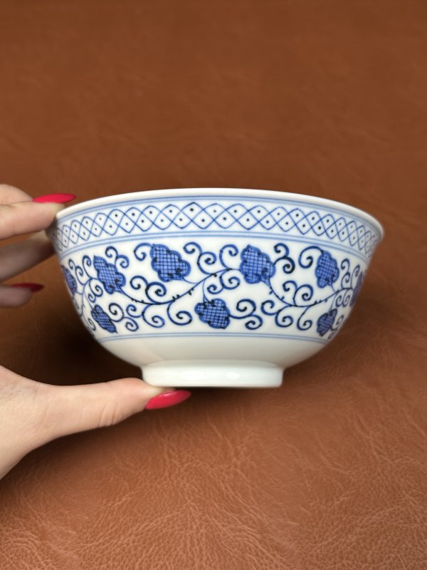 清道光 青花外苜蓿花内莲池纹碗 - 图10