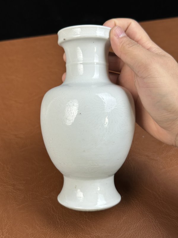 清康熙 白釉暗刻花卉盘口瓶 - 图9