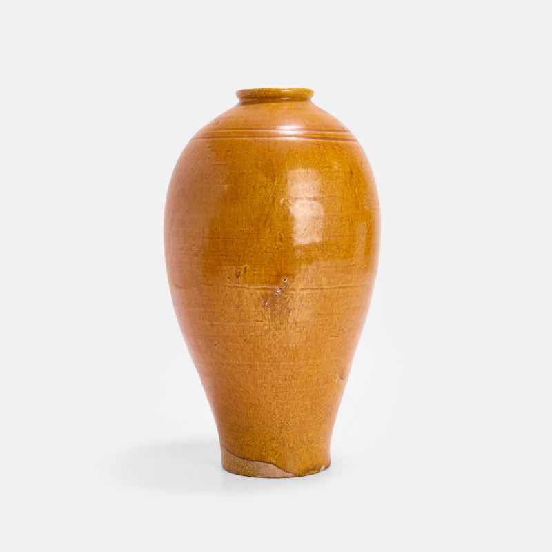 辽 黄釉弦纹瓶 | A Chinese earthenware vase Liao dynasty (907-1125), the ovoid body rising from a circular foot to a tall rounded shoulder and a lipped rim - 图3