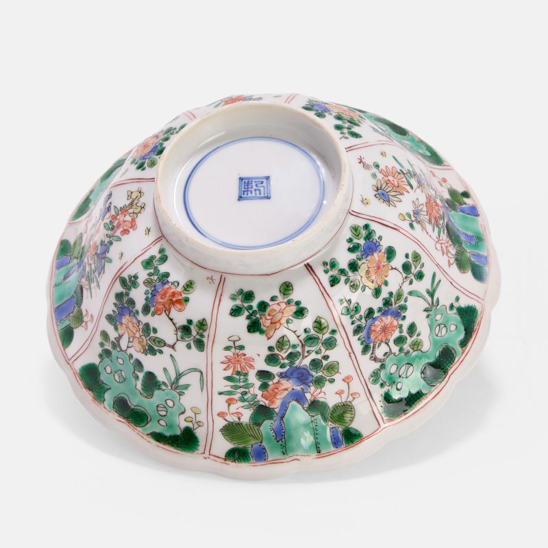 清康熙 五彩开光洞石花卉纹花口碗 | A Chinese wucai bowl Kangxi (1662-1722), of lobed form