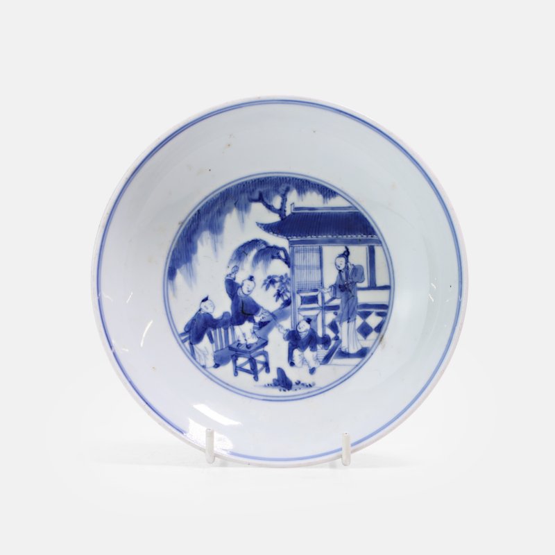 清康熙 青花婴戏图碟 《大明成化年制》青花楷书款 | A Chinese blue and white dish Kangxi (1662-1722), of circular form