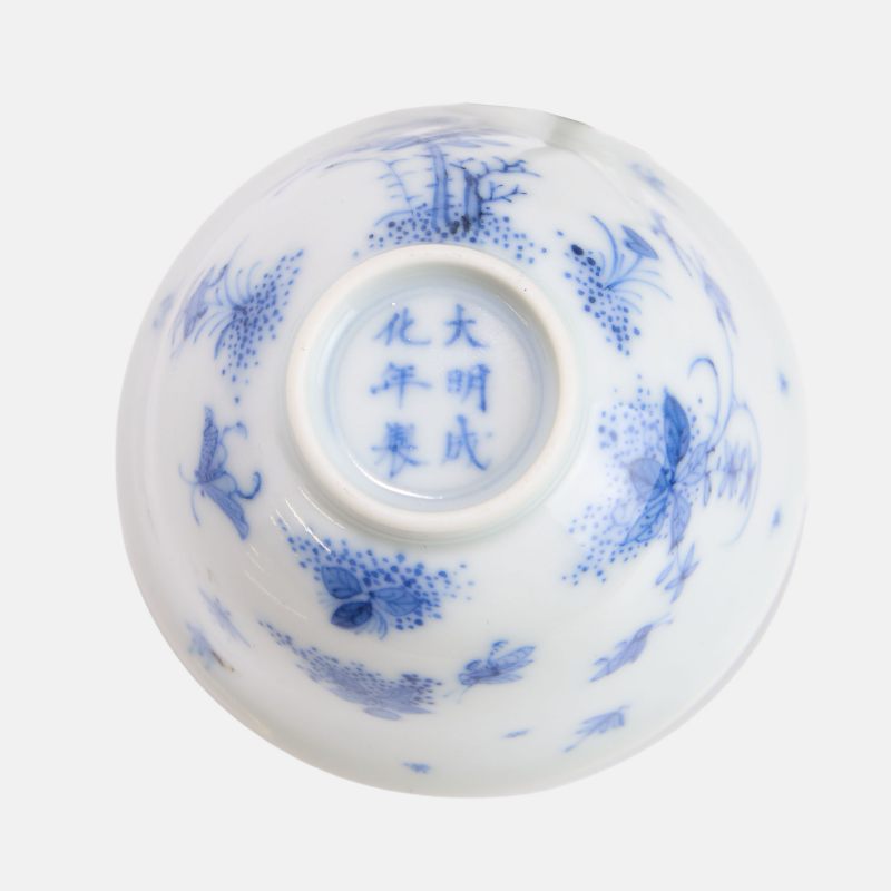清康熙 青花虫草图杯 《大明成化年制》青花楷书款 | A Chinese blue and white teacup Kangxi (1662-1722), the rounded sides rising from a circular foot to a flared rim
