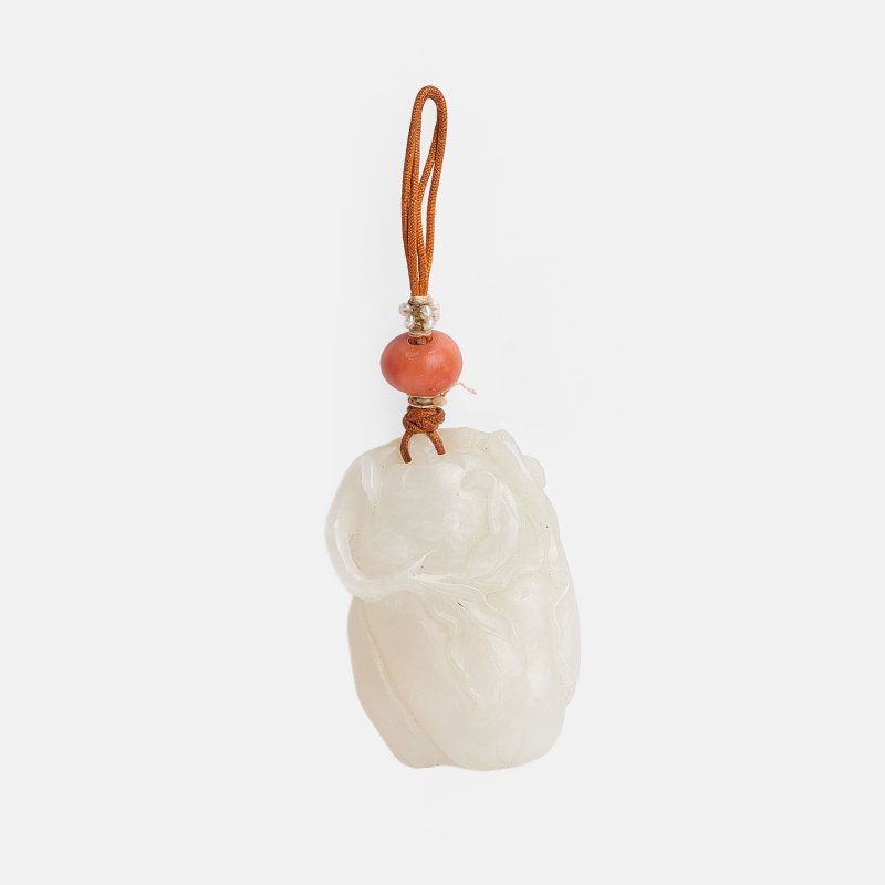 清十八世纪 白玉佛手形珮 | A Chinese jade pendant 18th century, in the shape of finger citrons with a leafy branch - 图2