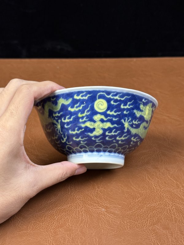 清乾隆 青花地黄彩龙纹碗 - 图6