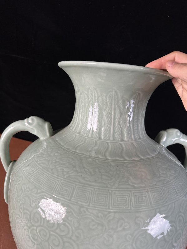清中期 青釉暗刻缠枝花卉纹双耳瓶 - 图6