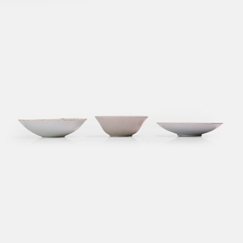 元 青白釉模印凤穿牡丹纹碗 一组三件 | Three Chinese qingbai-glazed bowls Yuan dynasty (1271-1368), each with moulded decoration of phoenixes among peony
(3)
16.5 to 20.5cm diameter
Provenance:
The Private Collection of Michael George Kuczynski (1941-2025) - 图1
