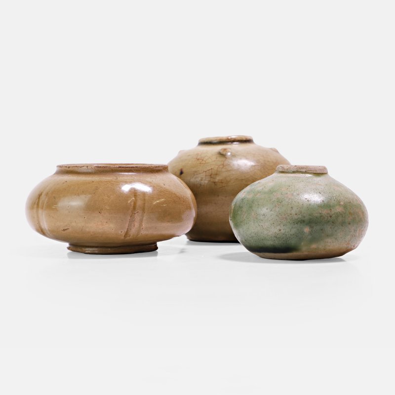 宋 青釉罐 一组三件 | Three Chinese celadon-glazed stoneware jarlets Song dynasty (960-1279), all of compressed globular form - 图1
