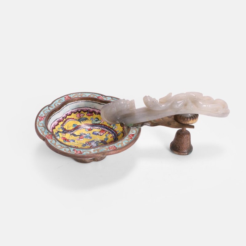 玉带钩柄铜胎画珐琅杯 | A Chinese jade belt hook Ming dynasty (1368-1644), the top carved in openwork with a chilong crawling towards the dragon's-head hook