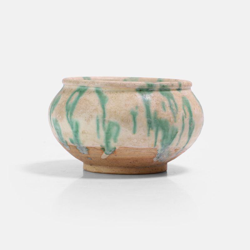 唐 白釉绿彩罐 | A Chinese sancai-glazed jar Tang dynasty (618-907), the compressed globular body rising from a short straight foot to a slightly incurved mouth with a lipped rim - 图3