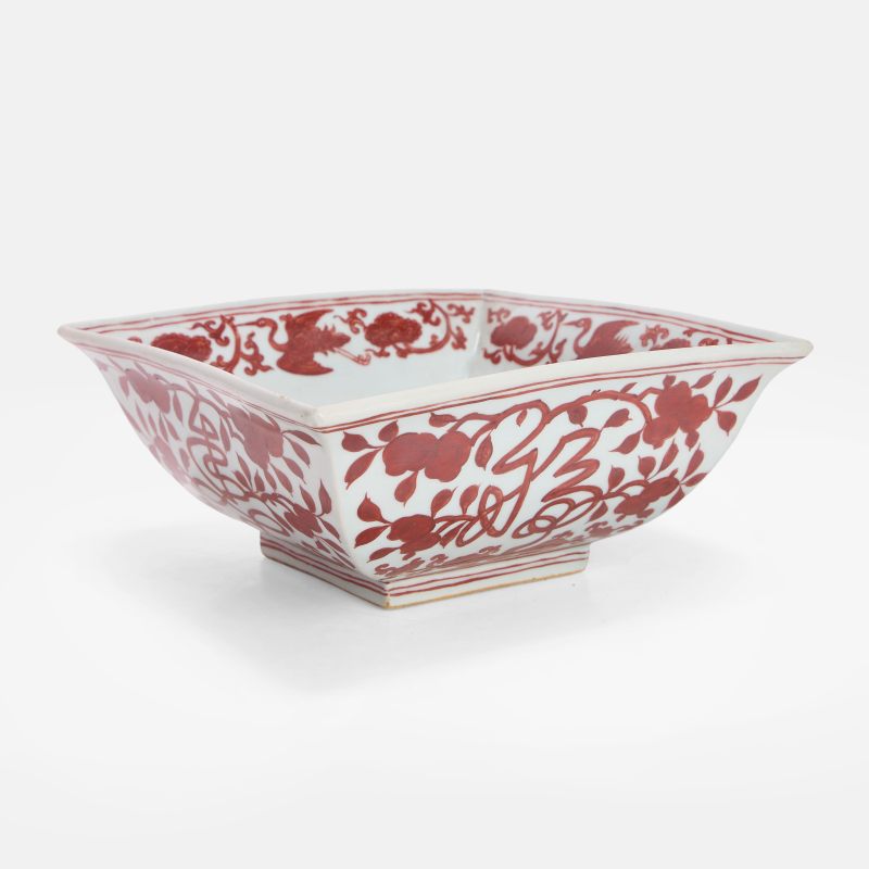 明嘉靖 矾红彩寿字纹方碗 《大明嘉靖年制》青花楷书款 | A Chinese iron-red bowl Jiajing (1522-1566), heavily potted - 图3