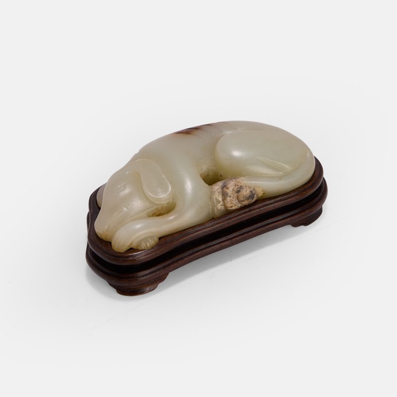 宋 玉犬把件 连木底座 | A Chinese jade carving Song dynasty (960-1279), of a recumbent dog - 图3