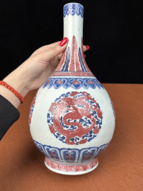 清乾隆 青花釉里红团龙衔灵芝纹胆式瓶 - 图10
