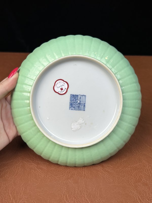 清乾隆 秋葵绿釉菊瓣盘一对 - 图19