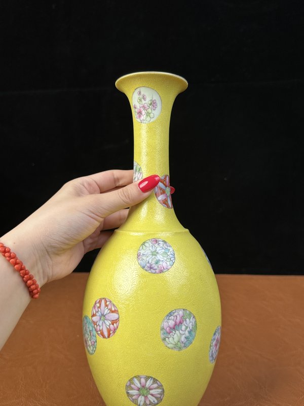 民国 黄地轧道粉彩皮球花橄榄瓶 - 图3