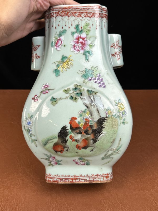 清光绪 豆青釉粉彩开光花鸟贯耳瓶 - 图3