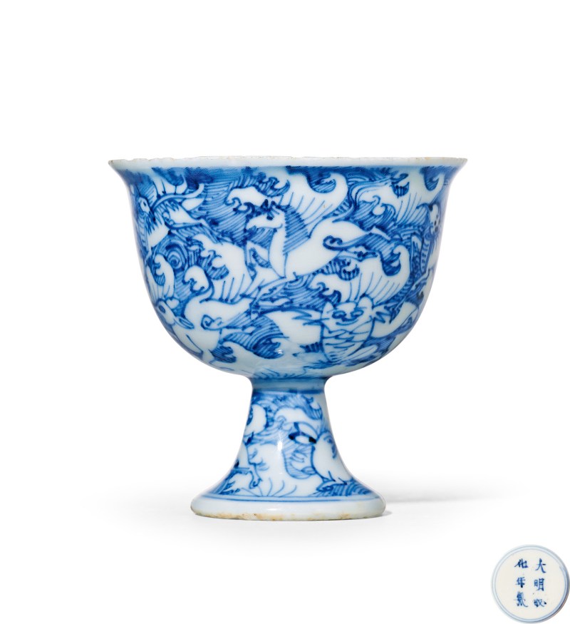 明万历 青花留白海水瑞兽杯