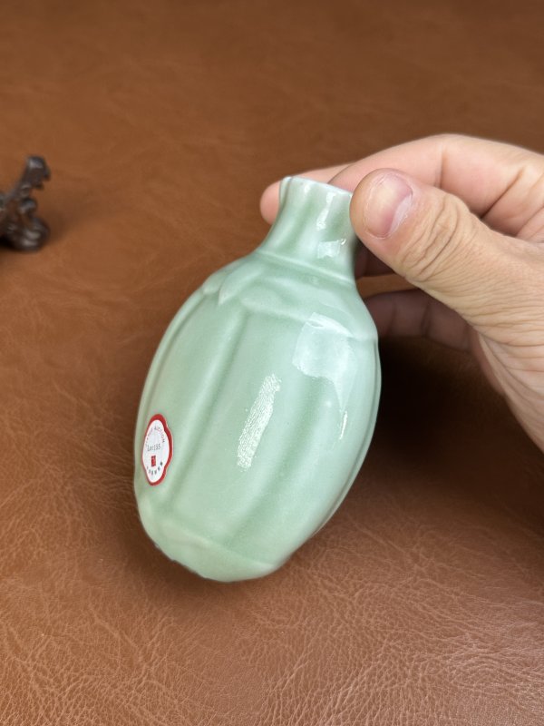 清乾隆 粉青釉瓜棱小瓶 - 图9
