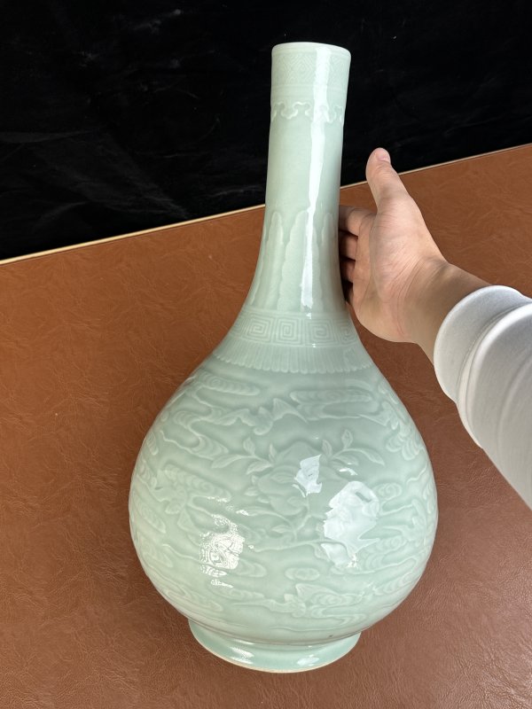 清乾隆 粉青釉模印云蝠纹胆瓶 - 图8