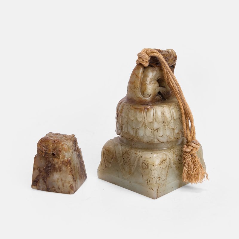宋 白玉龙钮印章 一组两件 | Two Chinese jade seals Song dynasty (960-1279), comprising:
one with a dragon seated on a lotus pedestal - 图3