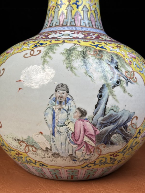 民国  黄地粉彩缠枝莲开光四爱图天球瓶 - 图7