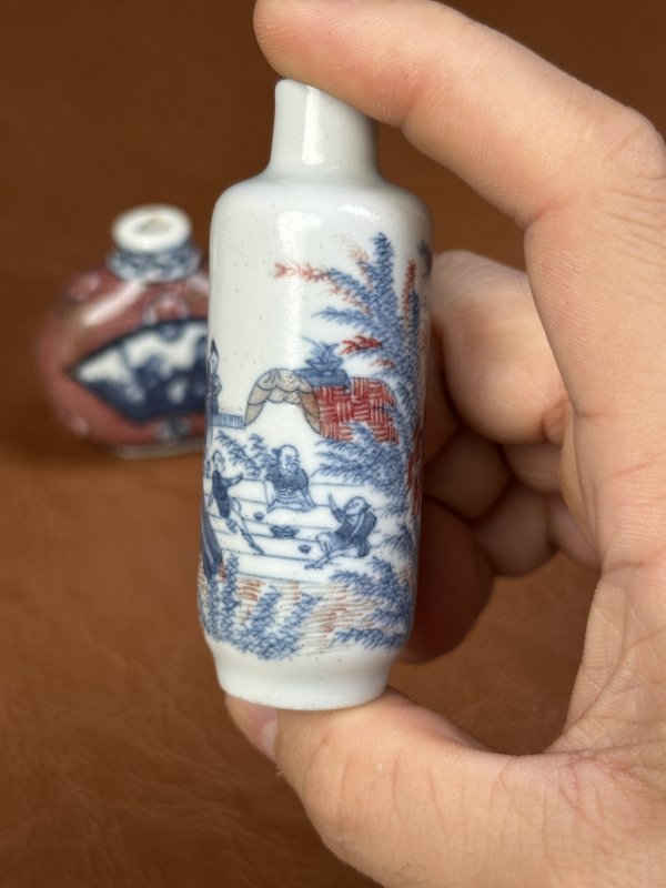 清中期  青花釉里红人物鼻烟壶三只 - 图4