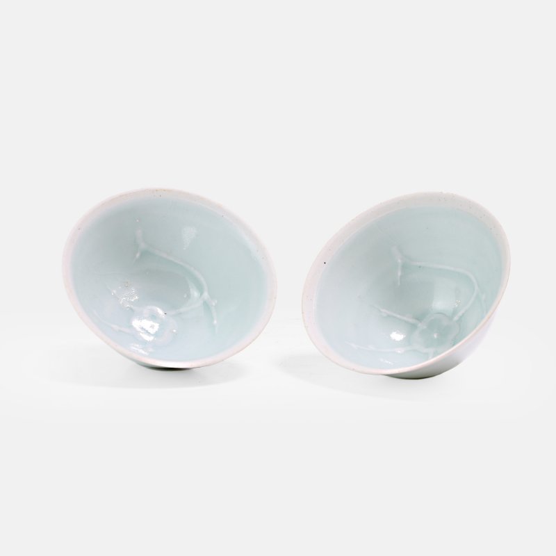 南宋 青白釉梅花纹杯 一对 | A pair of Chinese qingbai-glazed teacups Southern Song dynasty (1127-1279), each with rounded sides rising to a flared unglazed rim - 图2