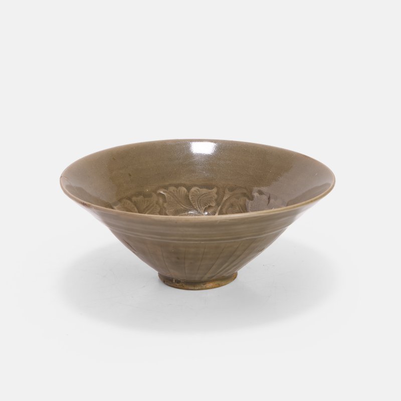南宋 耀州窑青釉印花斗笠碗 | A Chinese Yaozhou ware bowl Southern Song dynasty (1127-1279), the conical body rising from a short circular foot - 图1