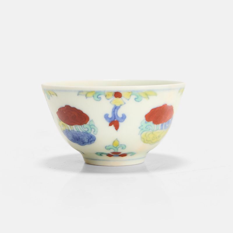 明成化 斗彩灵芝祥云纹杯 | A Chinese doucai cup Chenghua (1465-1487), the rounded sides rising from a circular foot - 图3