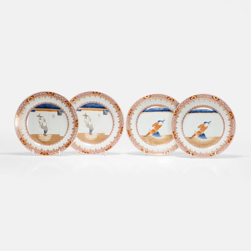 清十八世纪 外销矾红描金南海泡沫事件人物图碟 一组四件 | Two pairs of Chinese export ‘South Sea Bubble' plates 18th century, each of circular form - 图2