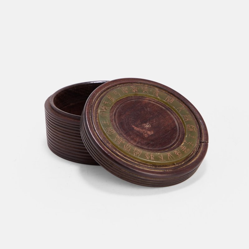 清 嵌诗题玉环硬木弦纹圆盖盒 | A Chinese hardwood box and cover Qing dynasty (1644-1911), of circular form with horizontal ribs - 图2