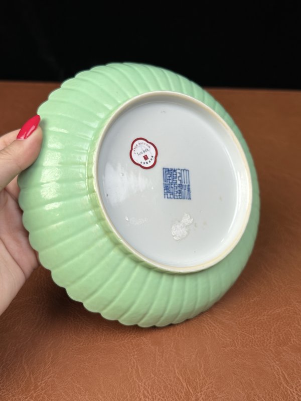 清乾隆 秋葵绿釉菊瓣盘一对 - 图20