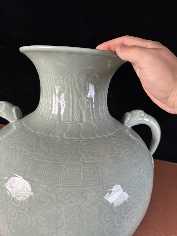 清中期 青釉暗刻缠枝花卉纹双耳瓶 - 图7