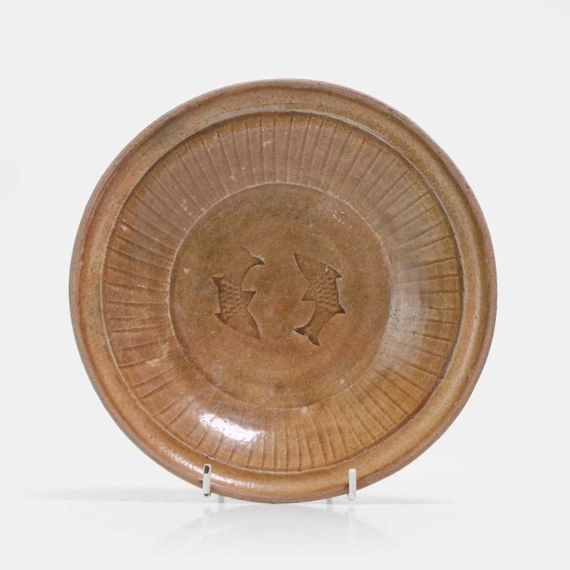宋 龙泉窑青釉双鱼纹盘 | A Chinese Longquan ware plate Song dynasty (960-1279), the shallow rounded sides rising to an everted rim - 图2