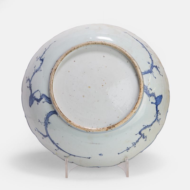 明万历 克拉克式荷塘纹花口盘 | A Chinese Kraak blue and white charger Wanli (1573-1620), the rounded sides rising from a circular foot to a lobed rim - 图3