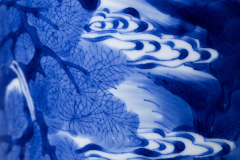 清康熙 青花鹿鹤同春图棒槌瓶 | A Chinese blue and white vase Kangxi (1662-1722) of rouleau form with a cylindrical neck and a galleried rim - 图5