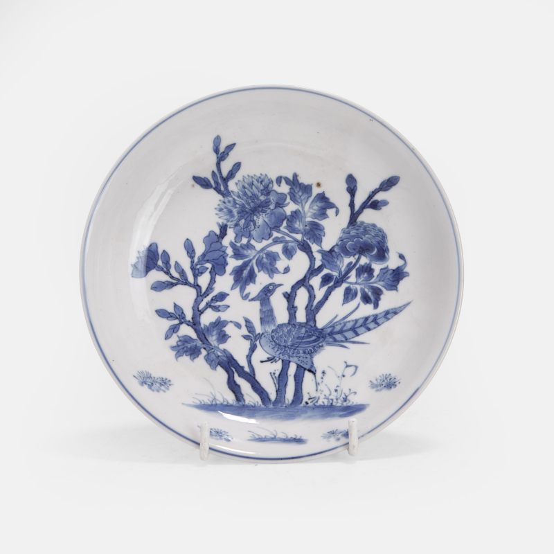 清康熙 青花锦鸡牡丹纹碟 《大明成化年制》青花楷书款 | A Chinese blue and white dish Kangxi (1662-1722), the rounded sides rising from a circular foot to a slightly flared rim - 图2