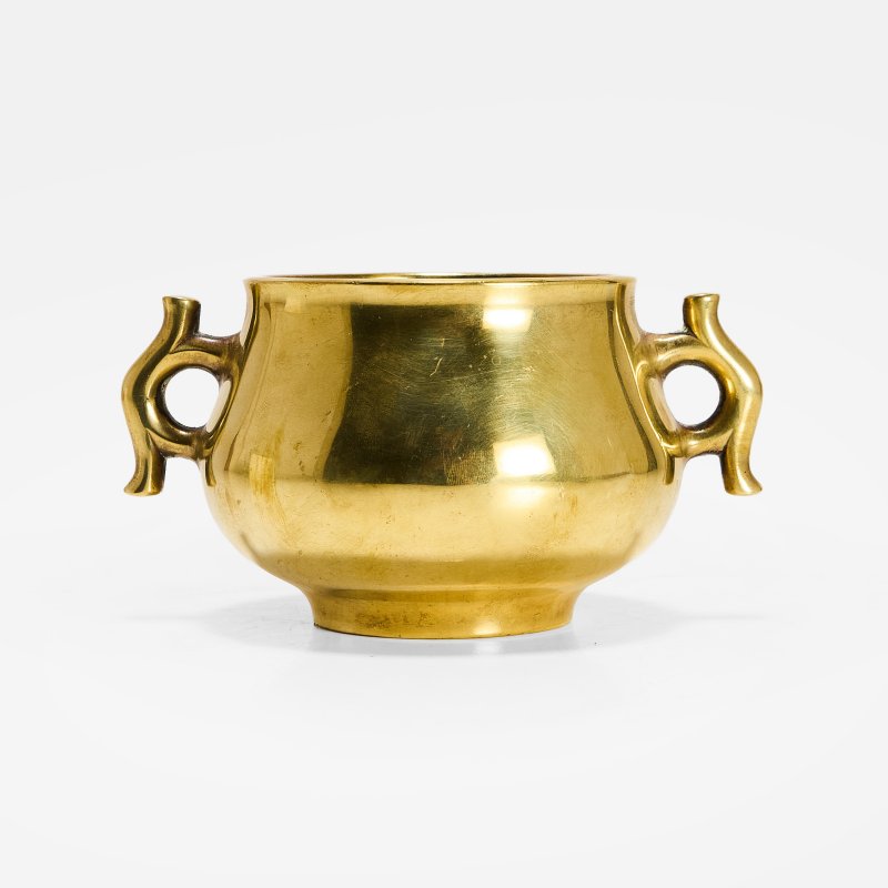 清 铜戟耳炉 《宣德年制》楷书模款 | A Chinese bronze incense burner Qing dynasty (1644-1911), the heavily cast - 图2