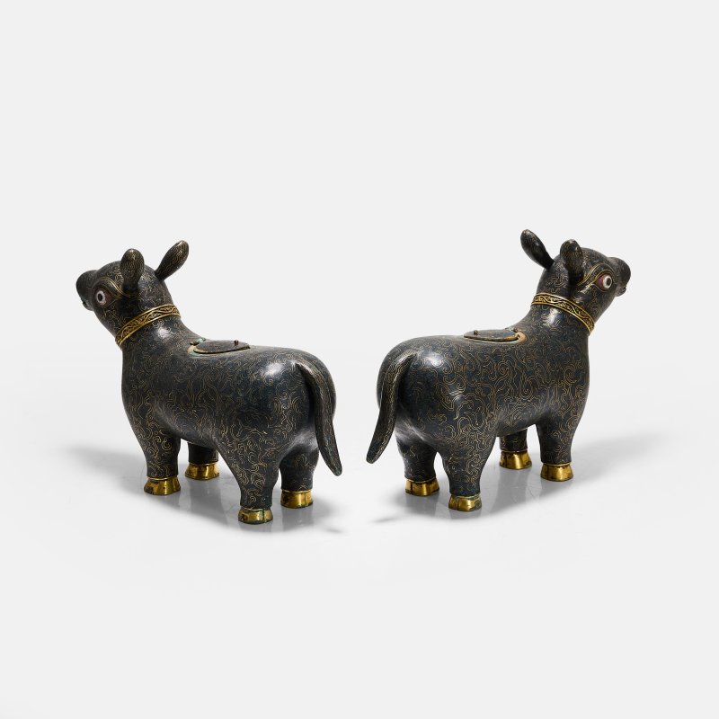 清 铜胎掐丝珐琅犧尊 一对 | A pair of Chinese cloisonné tapir-like vessels (xizun) Qing dynasty (1644-1911), each cast in the form of a mythical beast