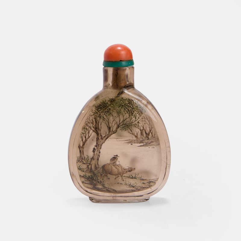 二十世纪 王习三作 烟晶内画渔牧图鼻烟壶 | A Chinese inside-painted smoky quartz snuff bottle 20th century, the compressed pear-shaped body decorated with a fisherman by a lake - 图2