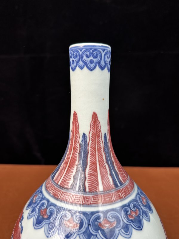 清乾隆 青花釉里红团龙衔灵芝纹胆式瓶 - 图11